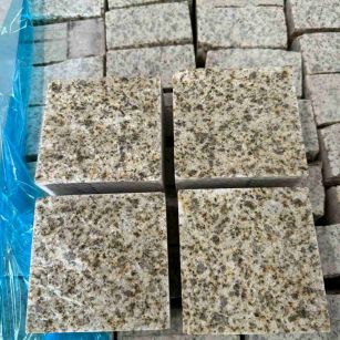 抚顺 黄金麻花岗岩自然面小方块，弹石，马蹄石等