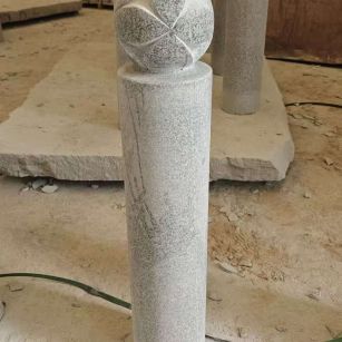 抚顺 芝麻白花岗岩石材挡车石柱、停车柱、圆柱挡车柱、方柱挡车柱等