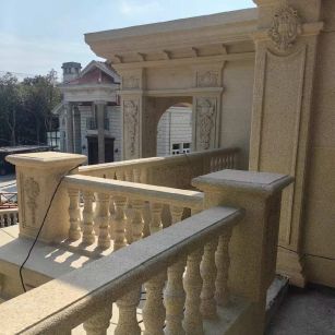 抚顺 黄金麻别墅外墙干挂雕花配合阳台栏杆花瓶柱