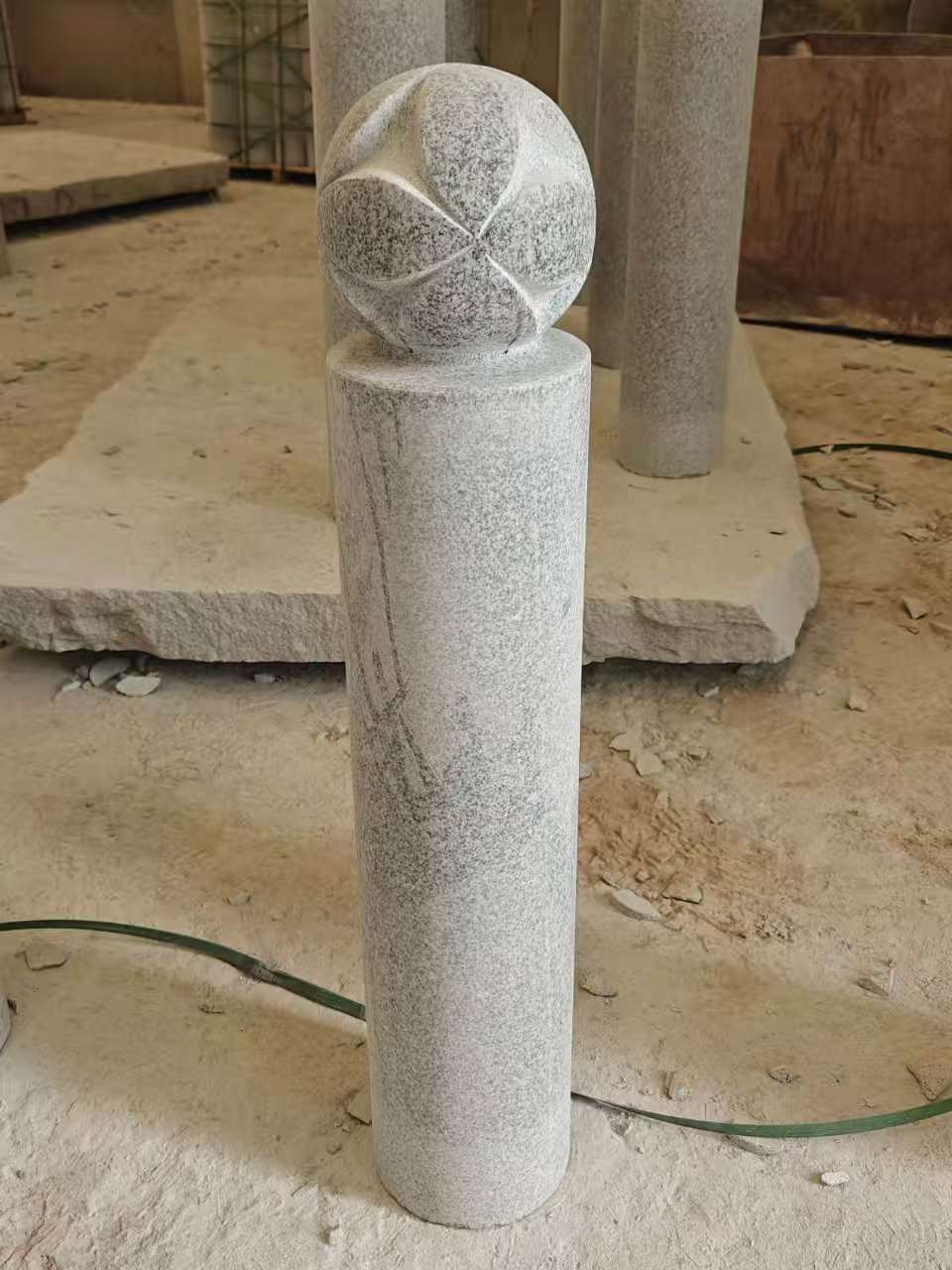 抚顺 芝麻白花岗岩石材挡车石柱、停车柱、圆柱挡车柱、方柱挡车柱等