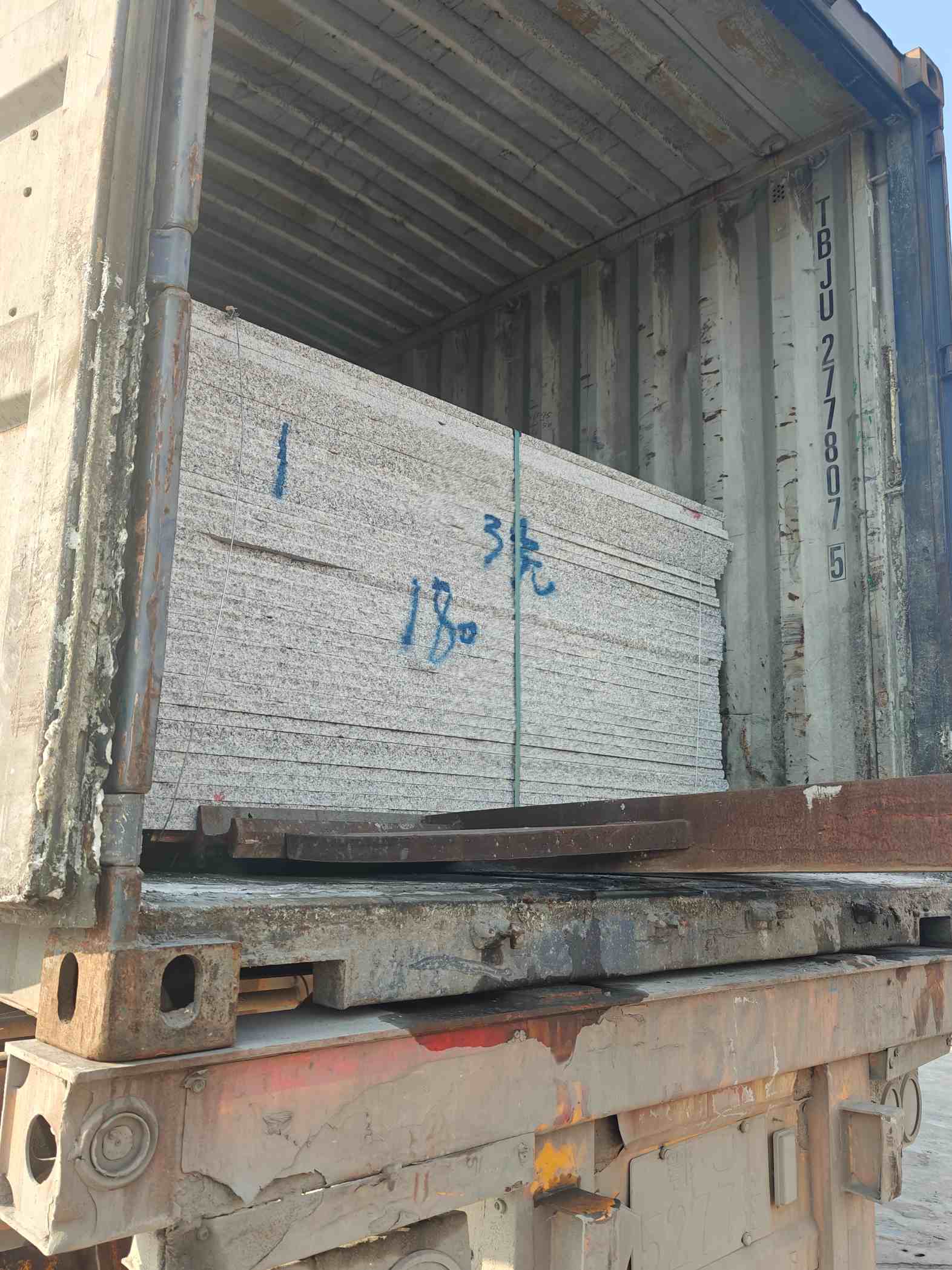 抚顺 芝麻白花岗岩石材3.0公分光面毛板装柜出货