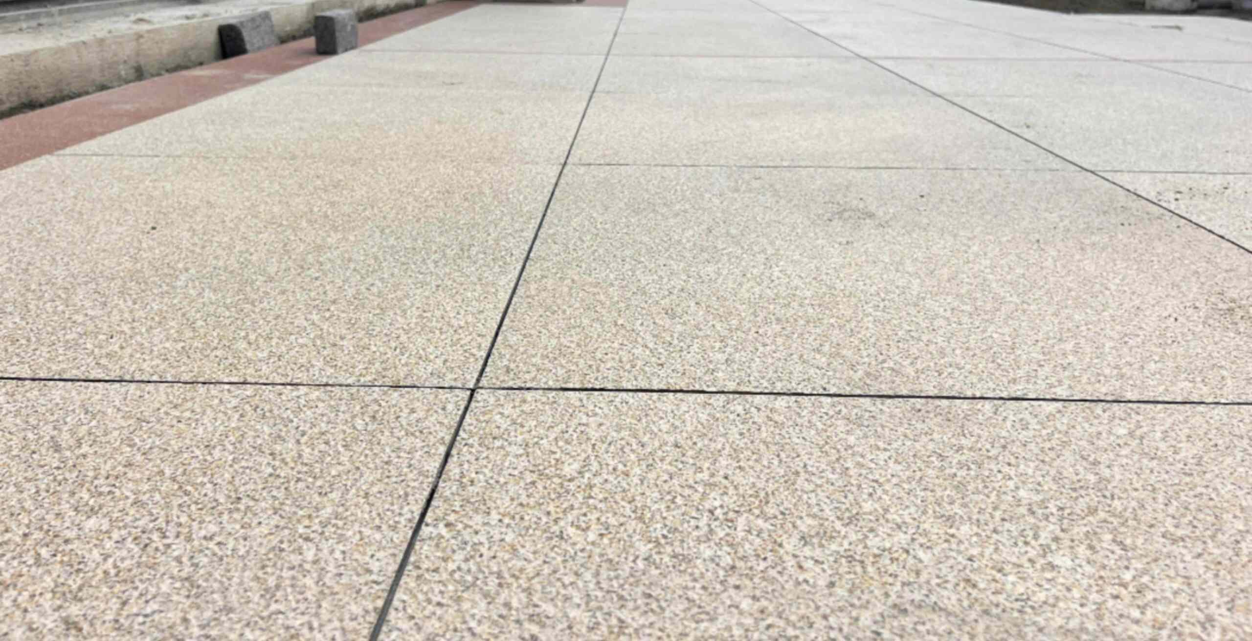 抚顺 黄金麻花岗岩石板材荔枝面地面铺装效果