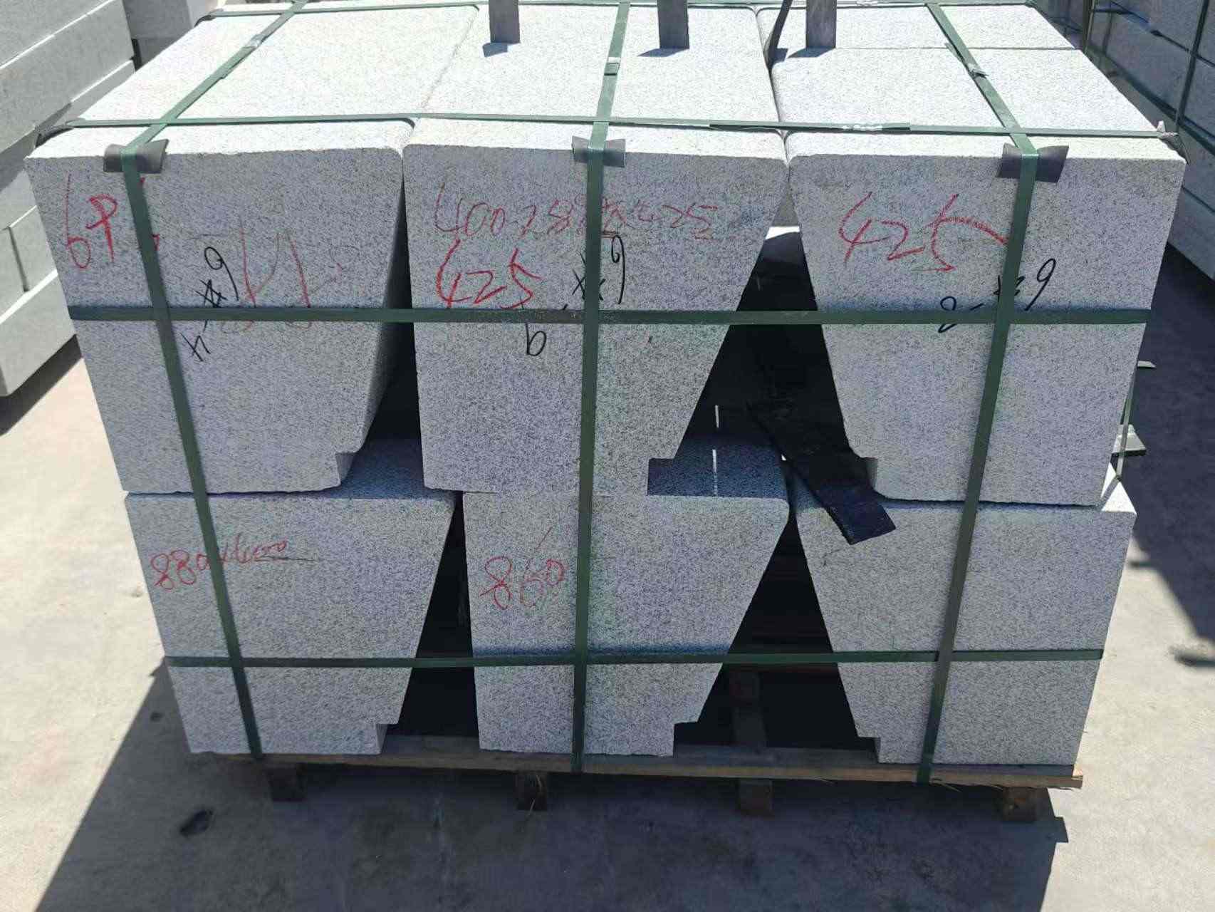 抚顺 芝麻白异形坐凳，石凳