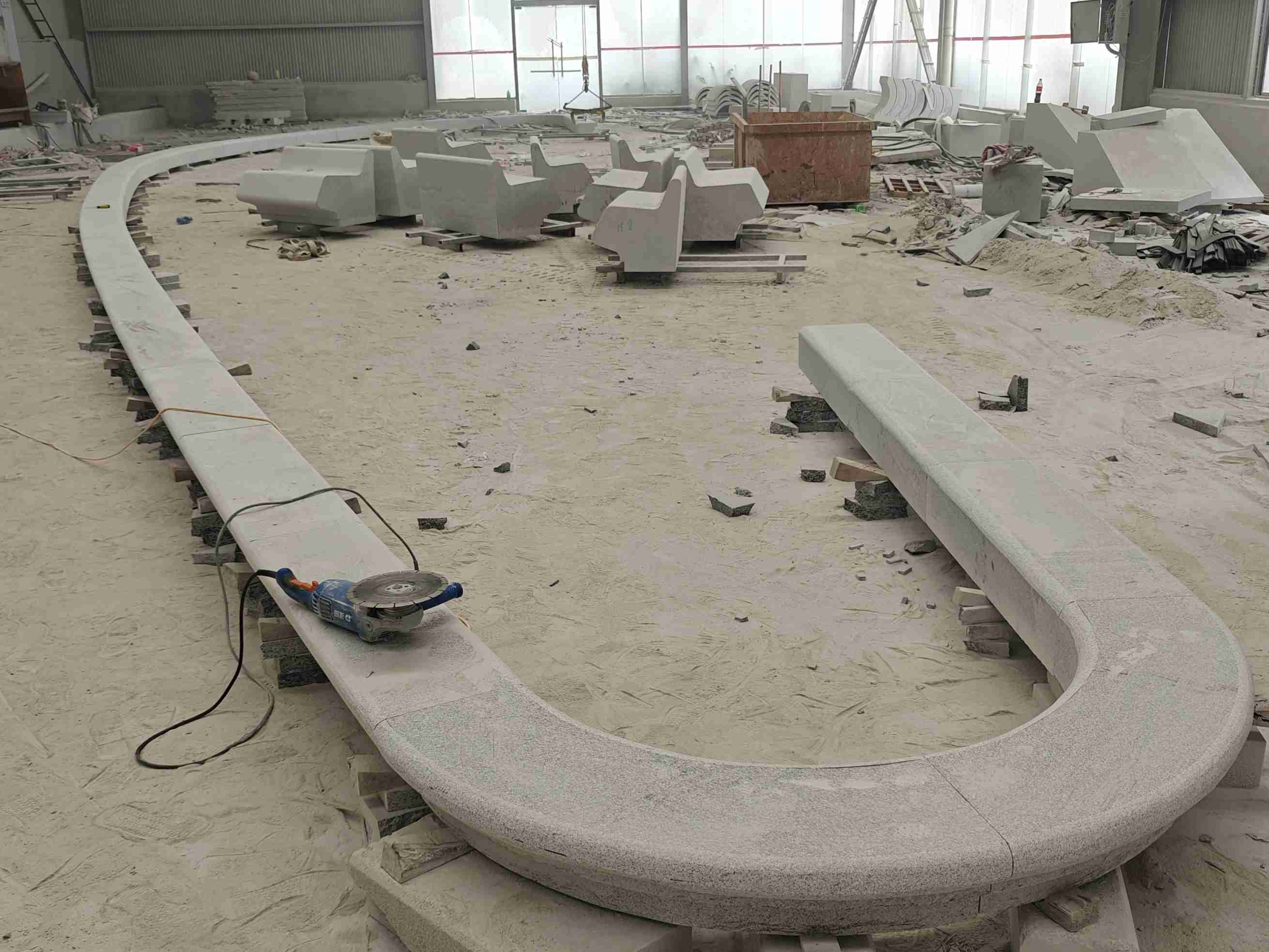 抚顺 芝麻白花岗岩弧形花坛石，坐凳石