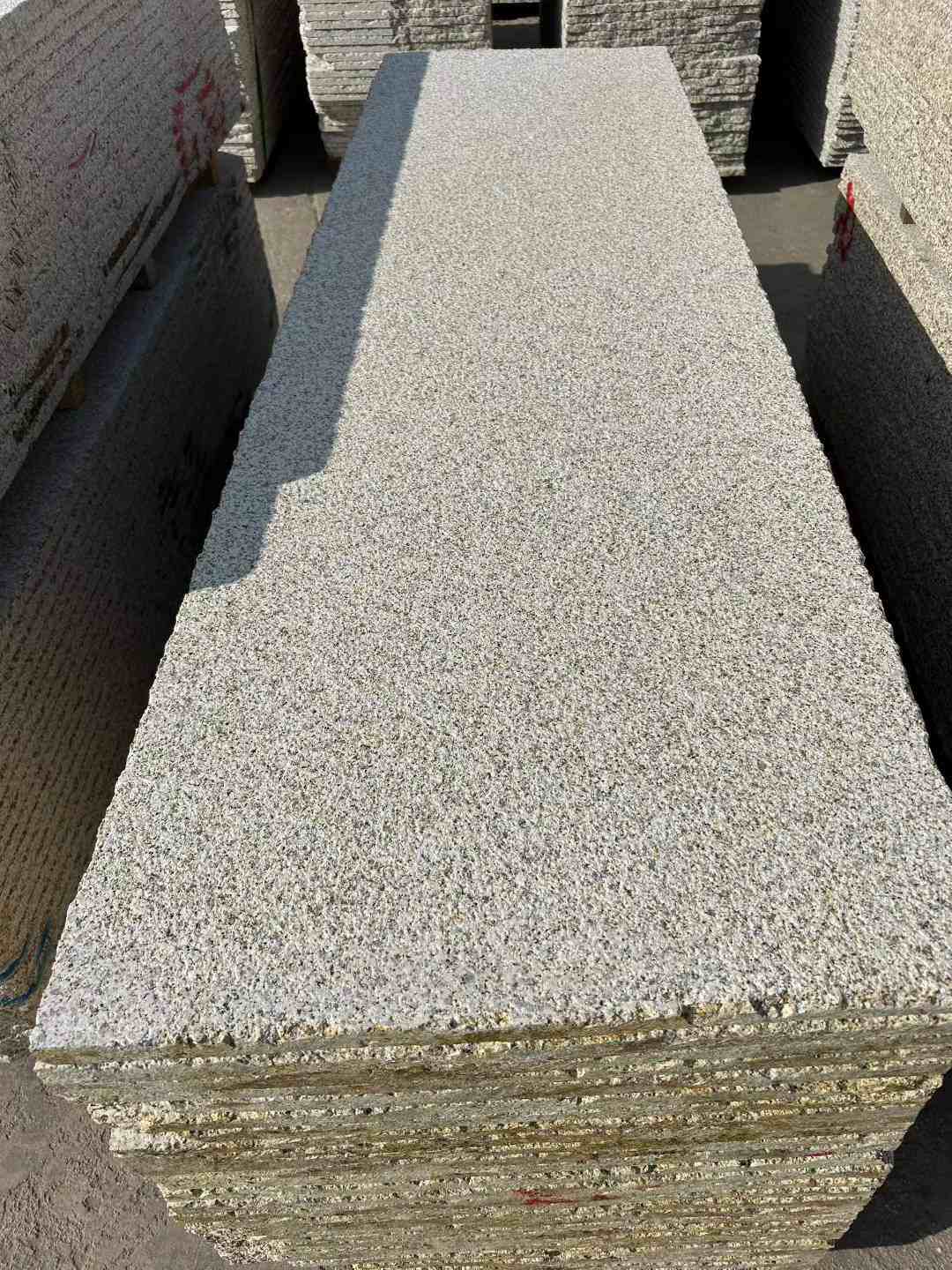 抚顺 黄金麻花岗岩荔枝面毛板，半成品