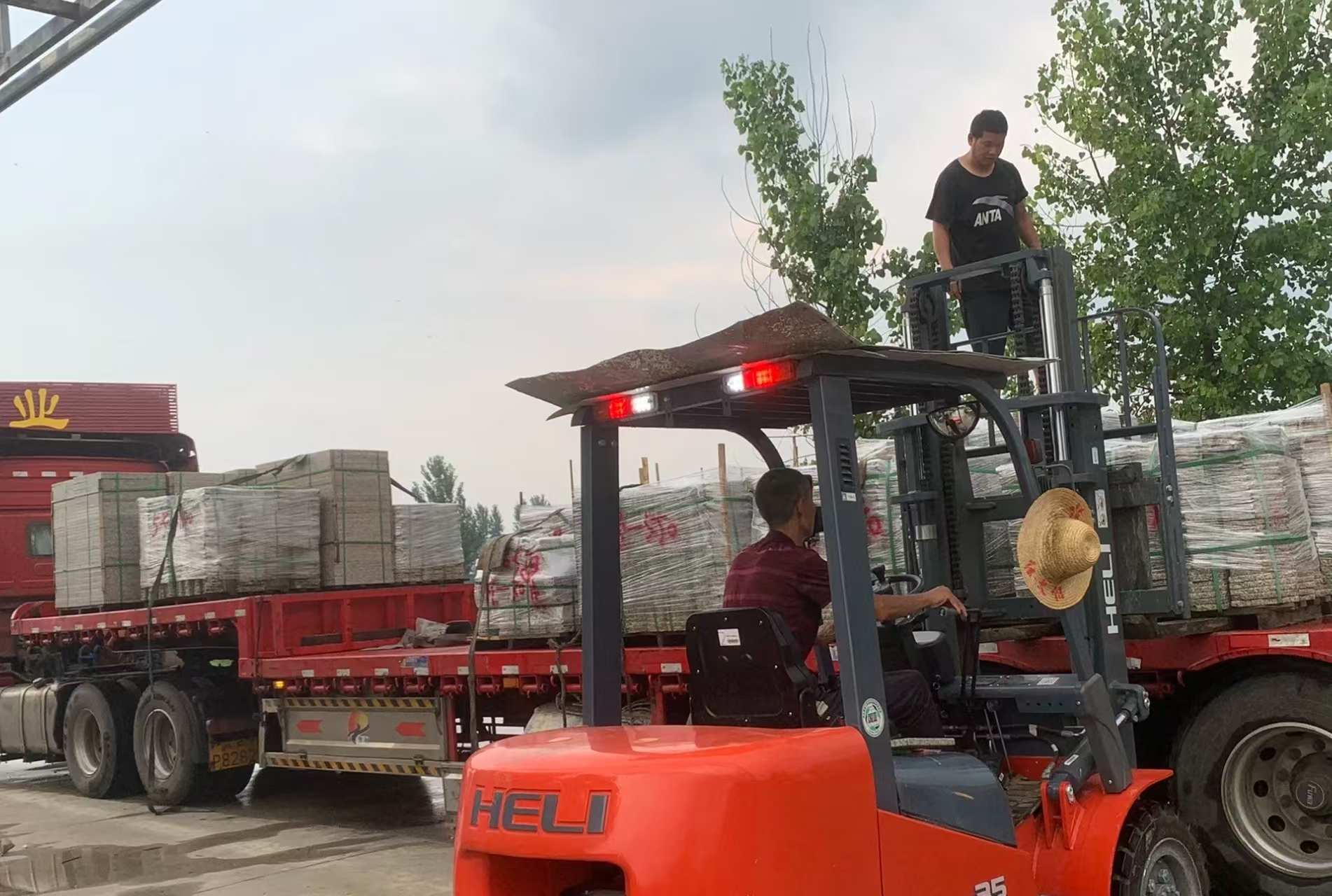 抚顺 黄金麻冰裂纹，地铺石装车