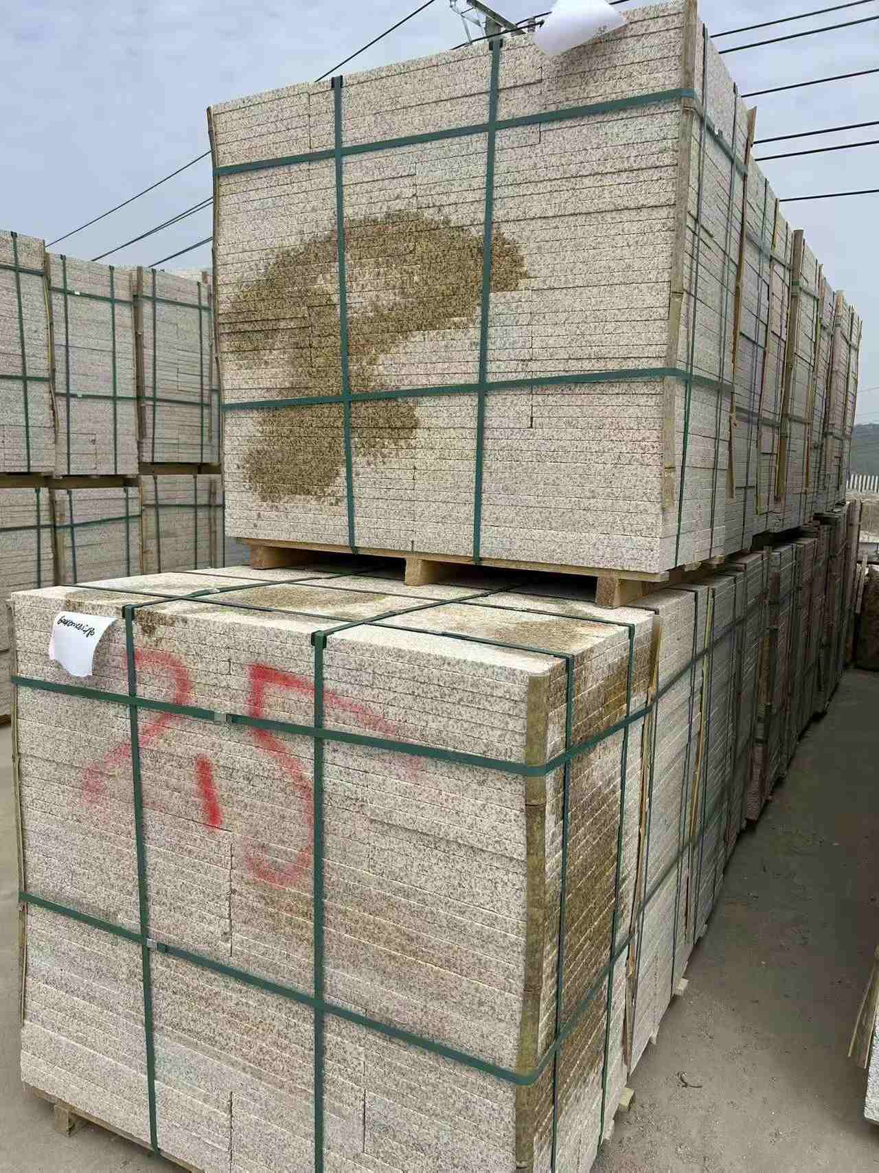 抚顺 黄金麻花岗岩石材荔枝面地铺石2.5*300*600