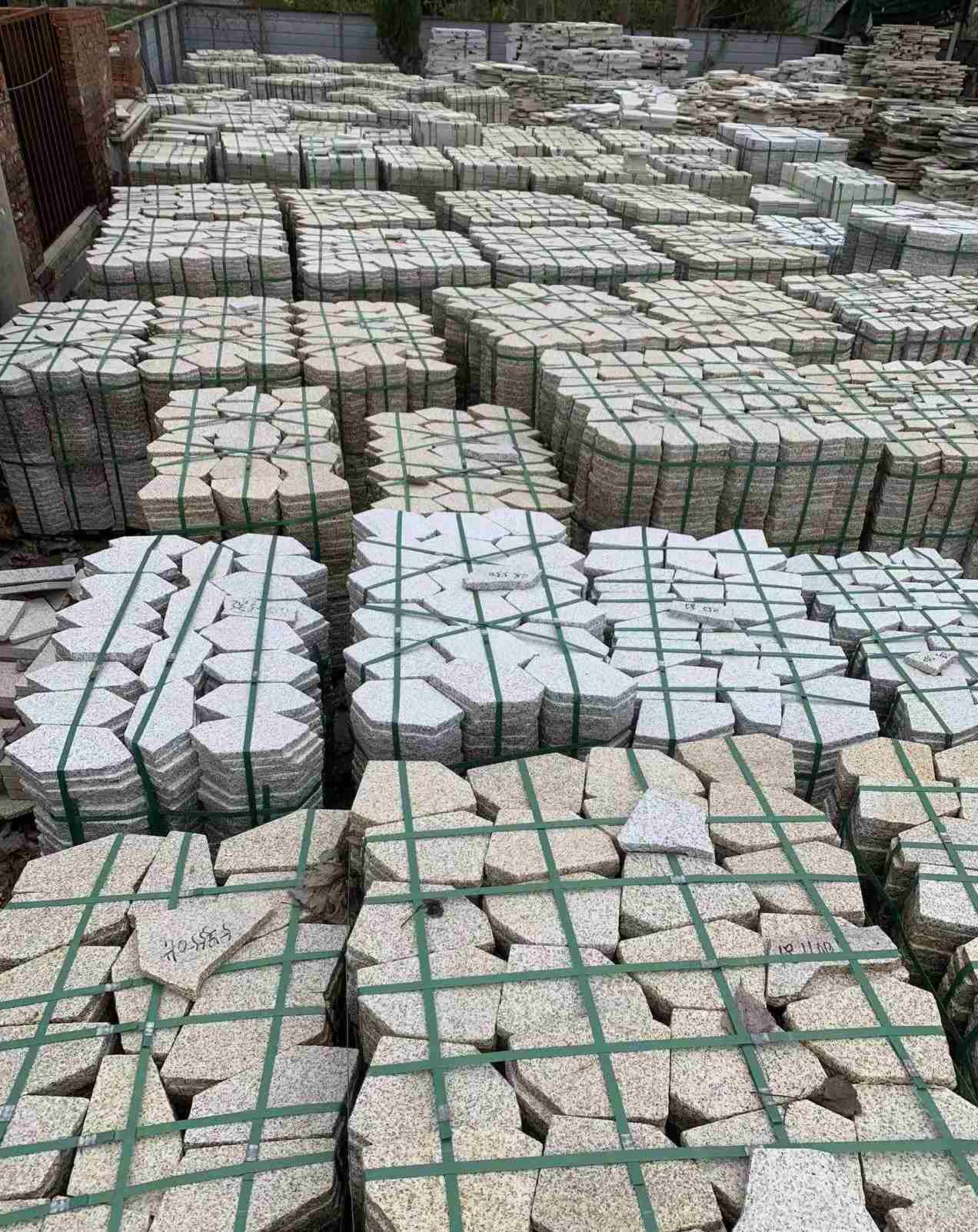 抚顺 黄金麻白麻花岗岩荔枝面地铺石(冰裂纹)