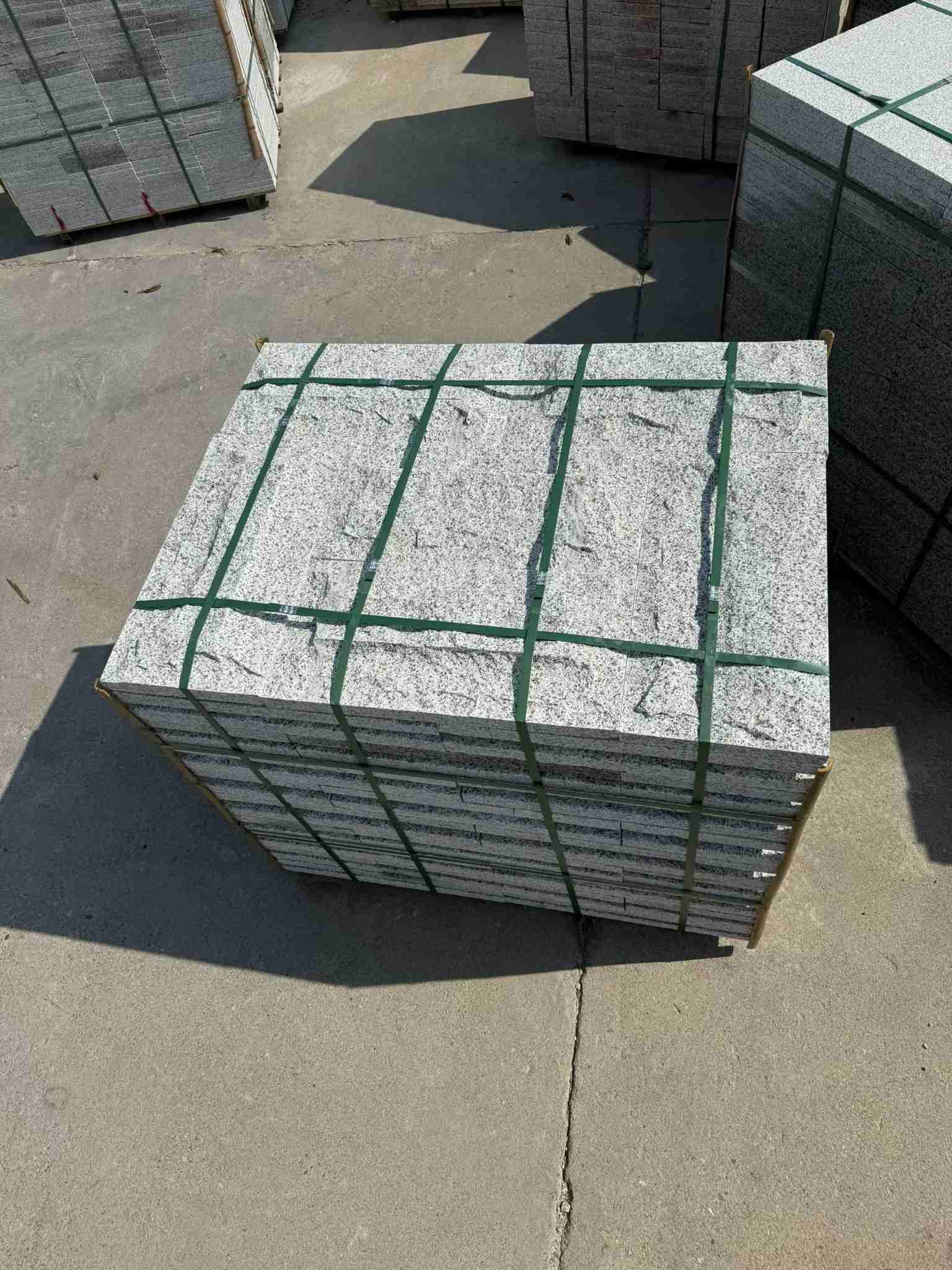 抚顺 白麻花岗岩石材自然面蘑菇石成品