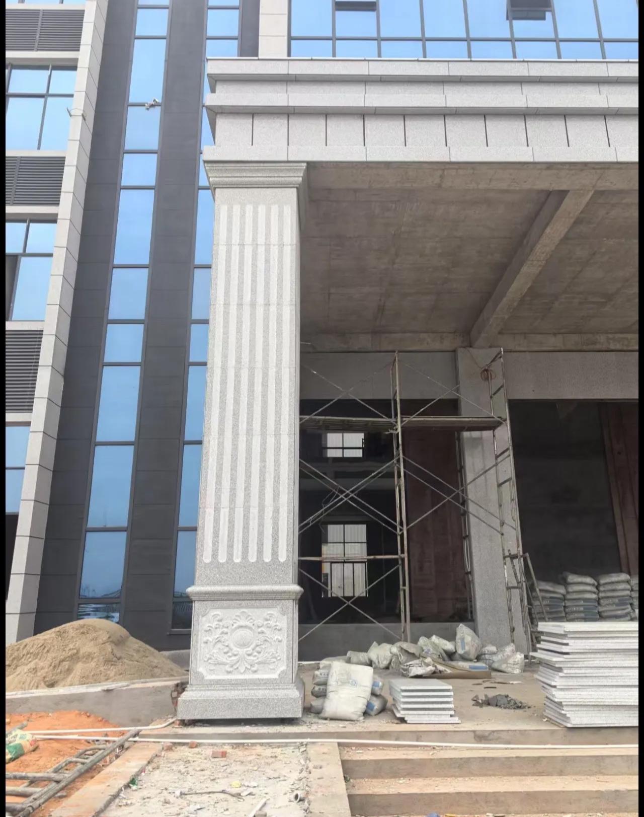 抚顺 芝麻白光面花岗岩门楼大柱（罗马柱）配雕花底座