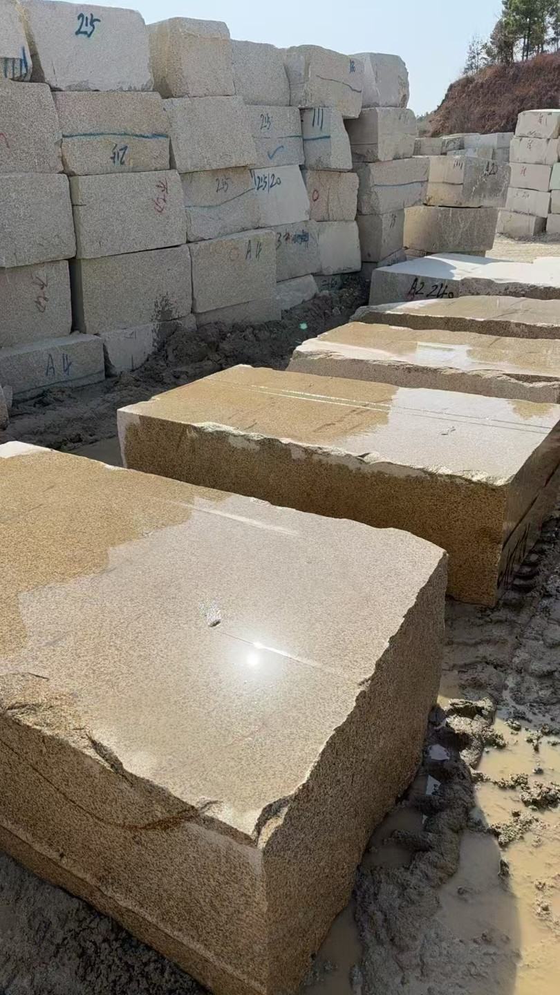 抚顺 黄金麻方料堆场洗料分选中，原材料充足