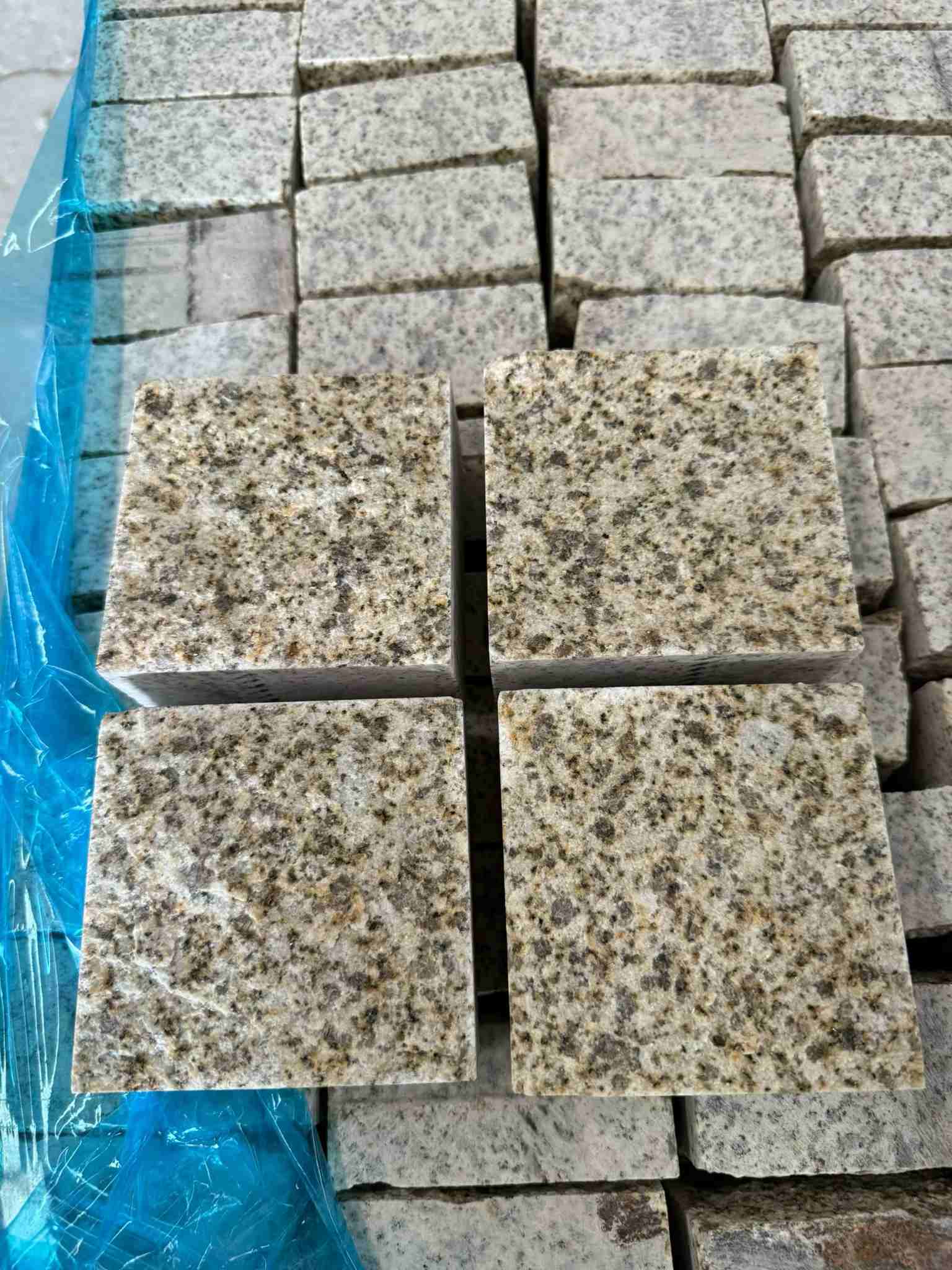 抚顺 黄金麻花岗岩自然面小方块，弹石，马蹄石等