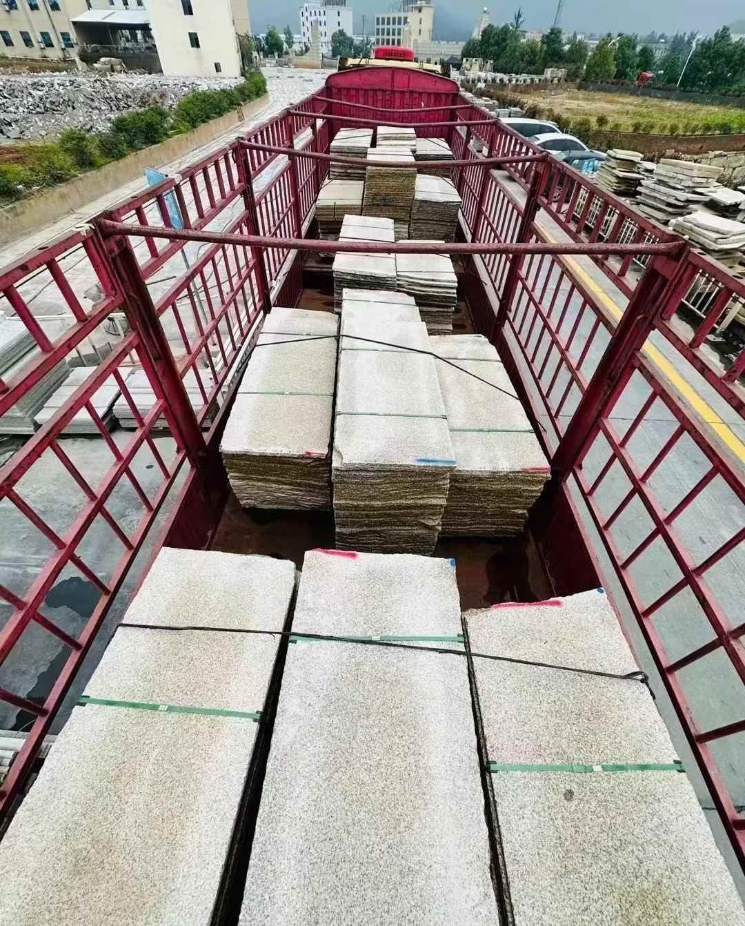 抚顺 黄金麻花岗岩荔枝面，光面毛板装车完成