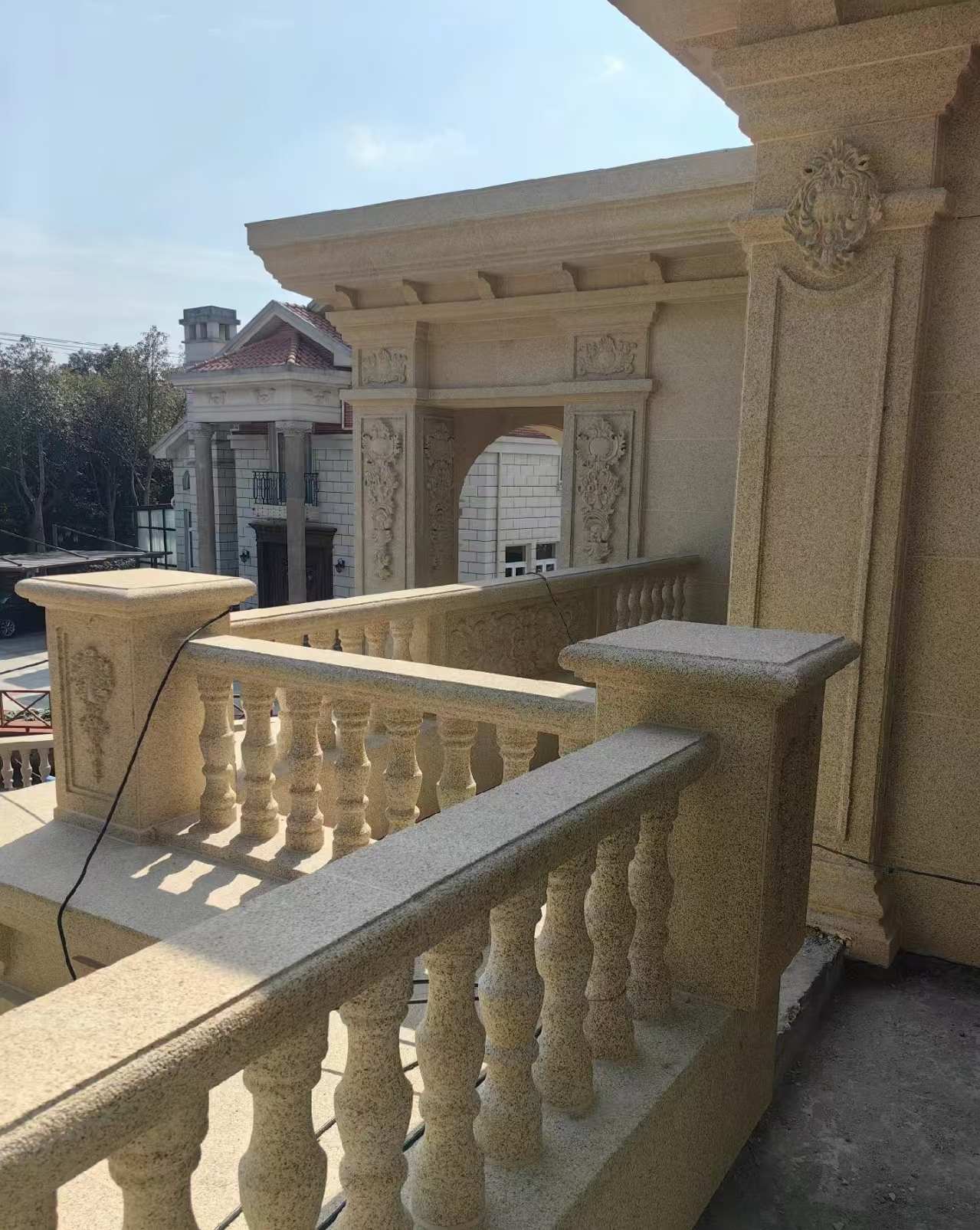 抚顺 黄金麻别墅外墙干挂雕花配合阳台栏杆花瓶柱