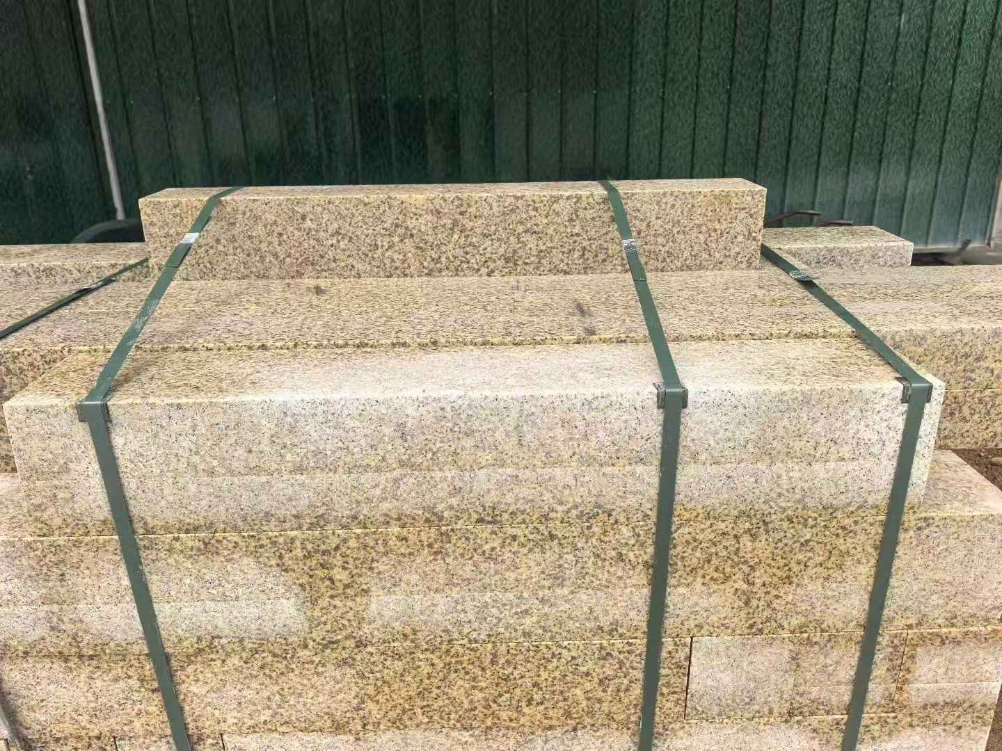 抚顺 黄金麻花岗岩石材机切面栏杆料半成品