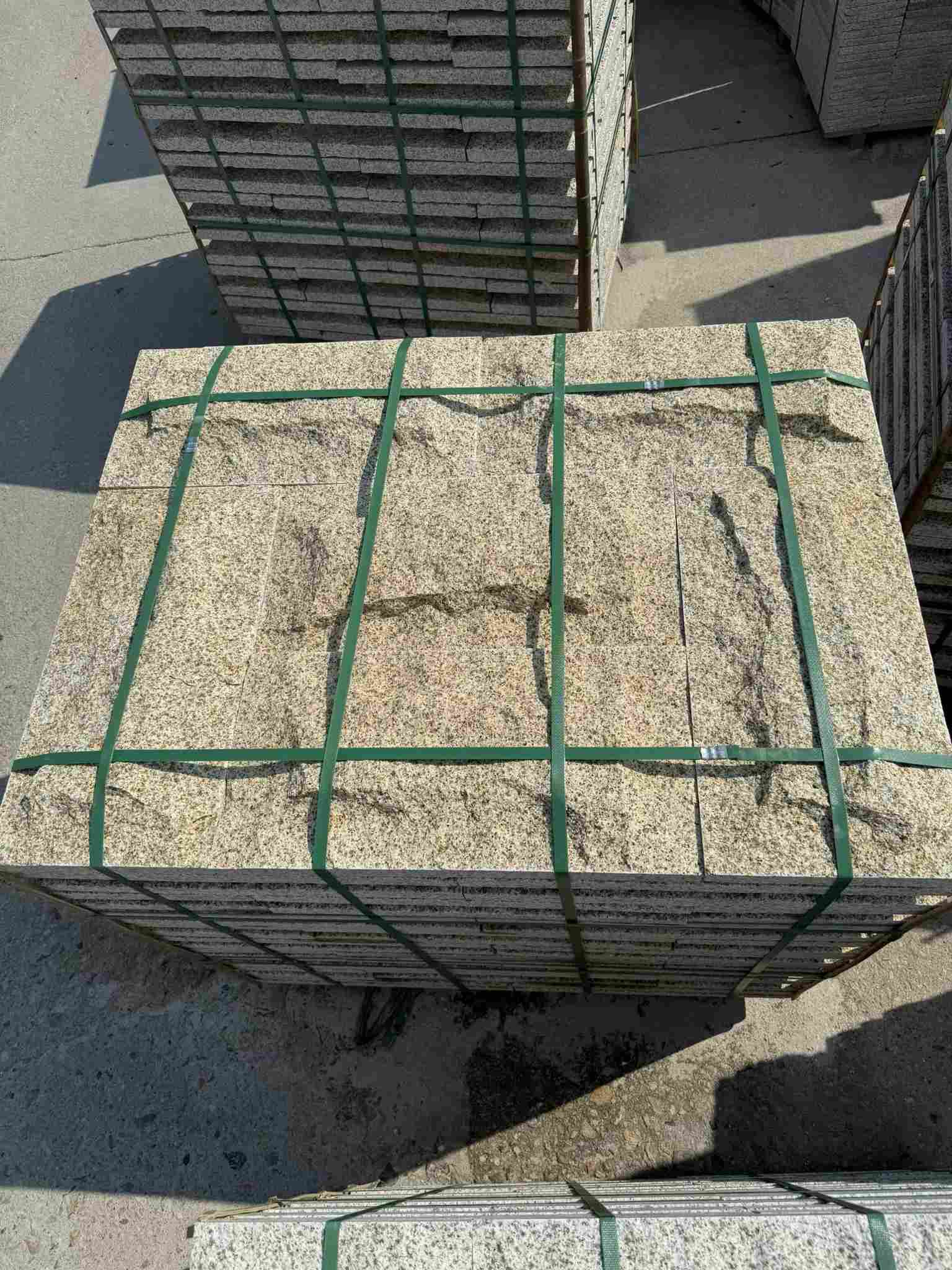 抚顺 黄金麻花岗岩石材自然面蘑菇石成品