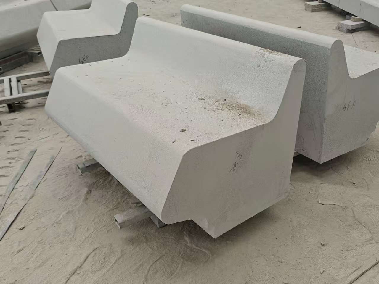 抚顺 芝麻白花岗岩异形坐凳，石凳