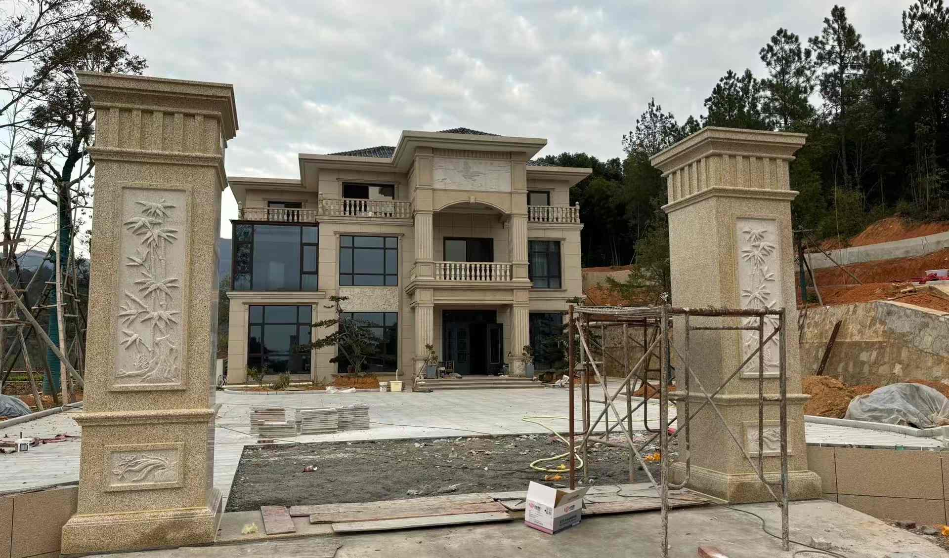 抚顺 黄金麻花岗岩别墅雕花外墙干挂配上门口雕花罗马柱