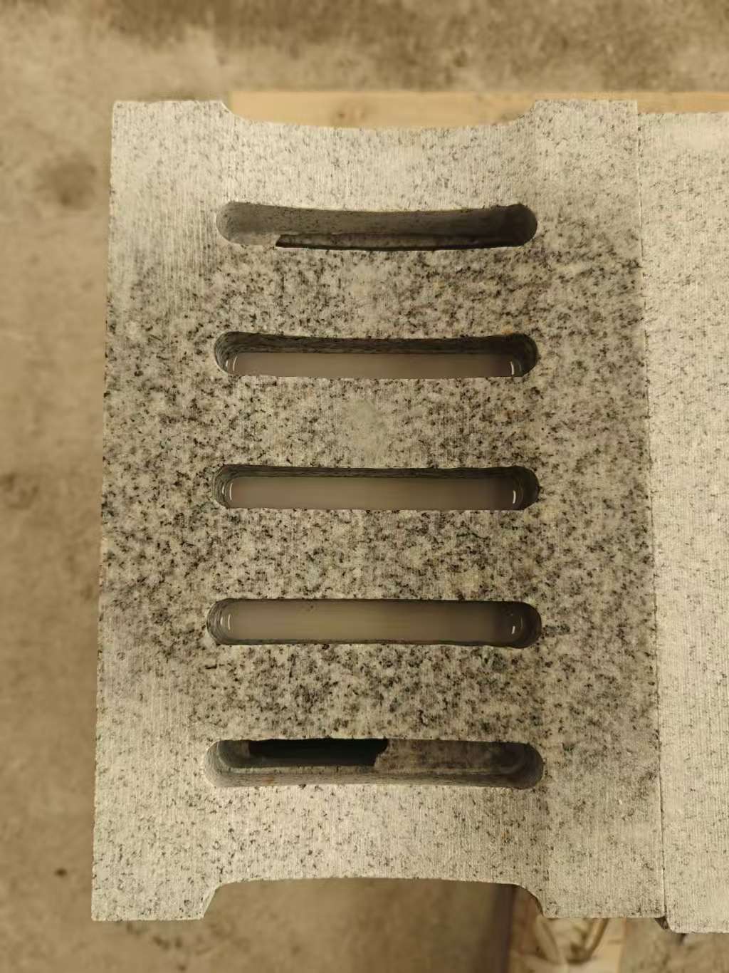 抚顺 芝麻白拉丝面花岗岩U型开槽排水槽